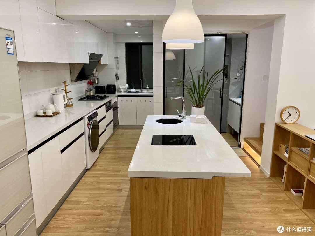 厨房是中西厨布局,作为四川人,岛台必须嵌入电磁炉