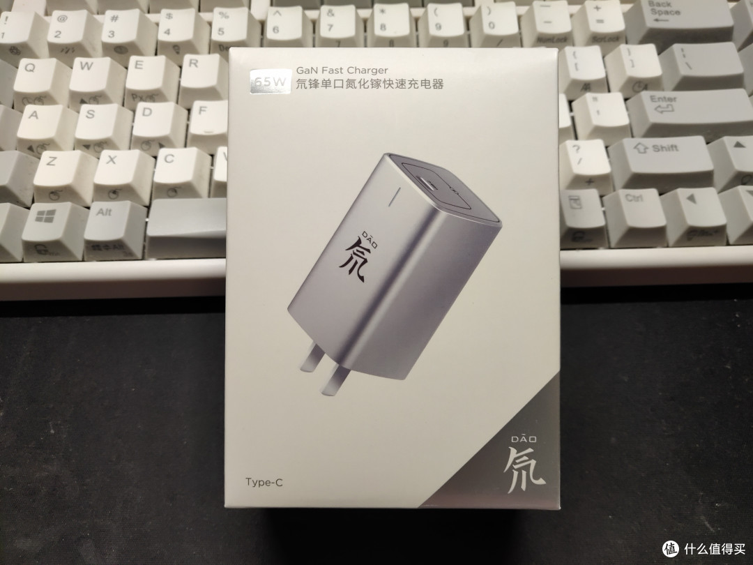 包装盒正面,灰色金属质感
