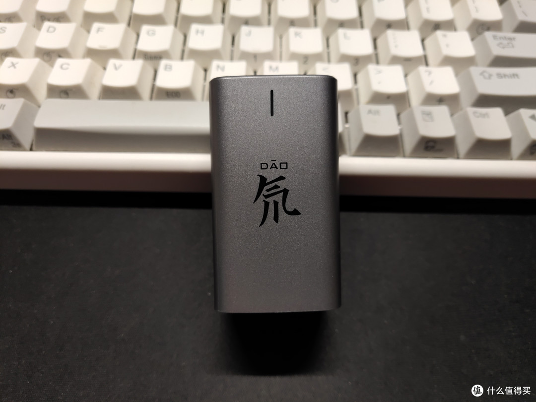 正面,上面的竖线是灯。