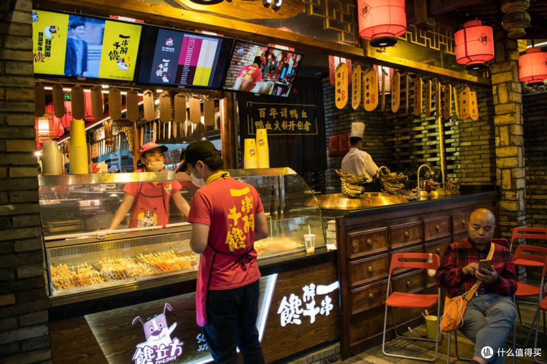 店外有卖卤串的,大概是让你等得无聊时可以买几串吃的意思。