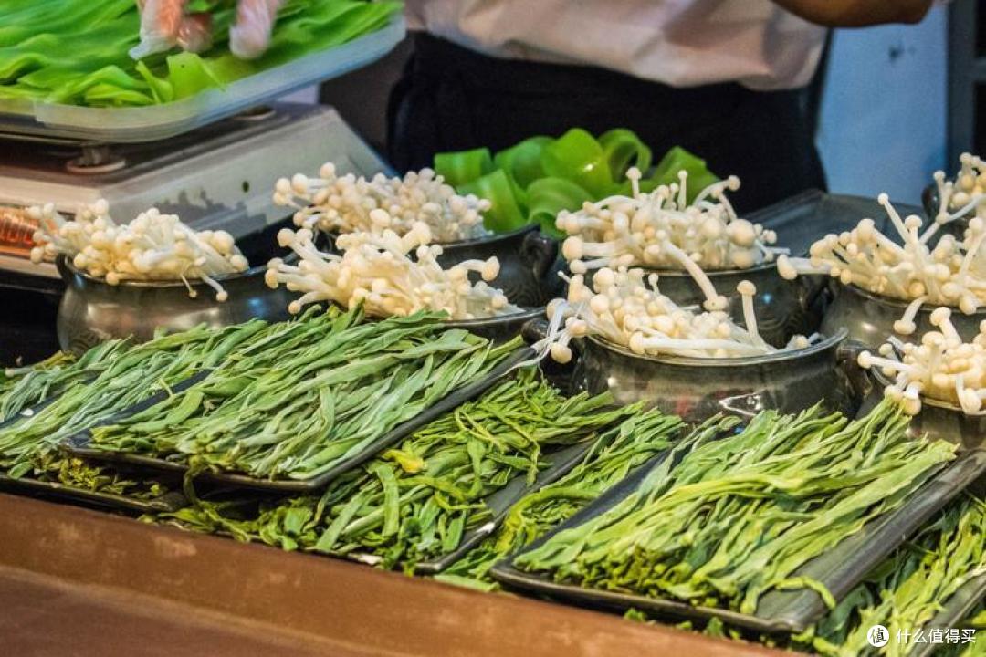 干贡菜、金针菇,贡菜烫火锅特别好吃,非常脆。