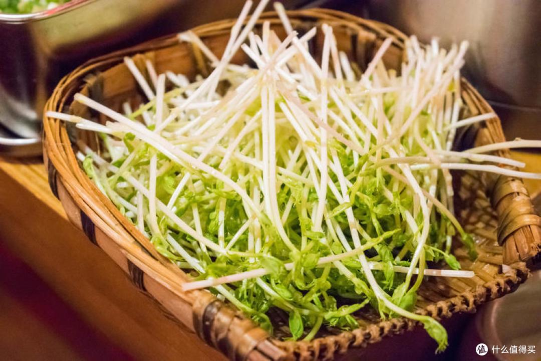 剪下后帮我们清洗后,便可以下锅了。