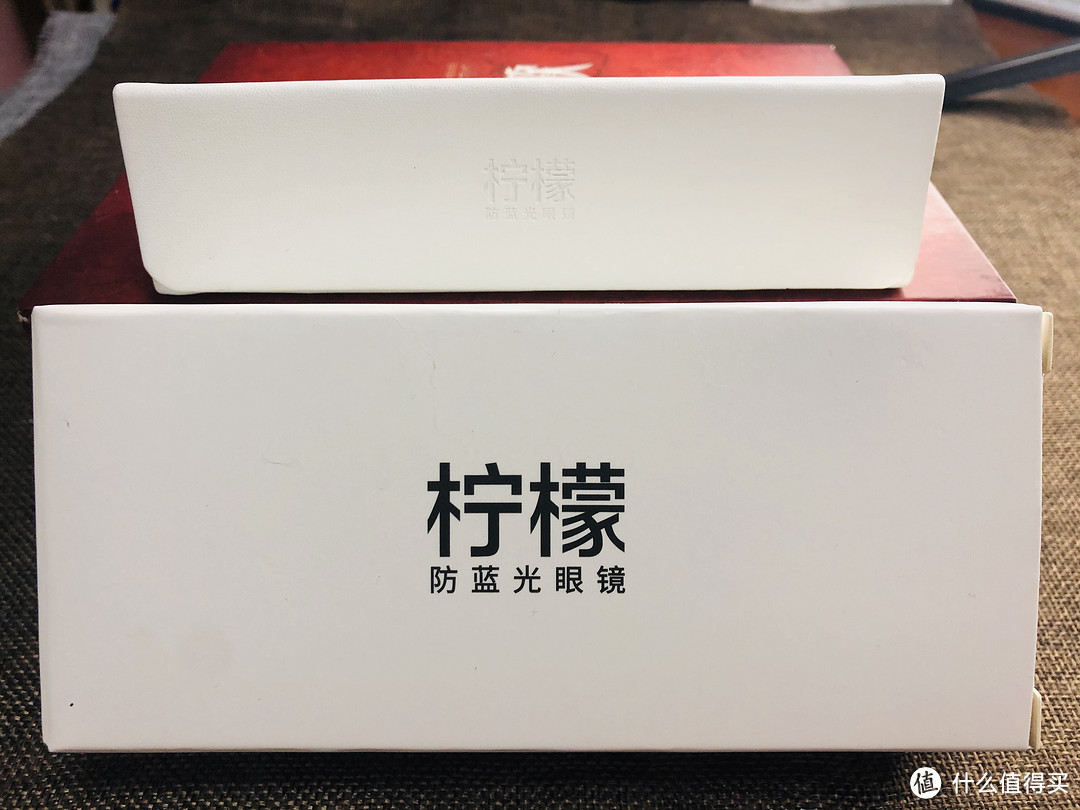 皮革材质的眼镜盒,上面也印着【柠檬】的LOGO