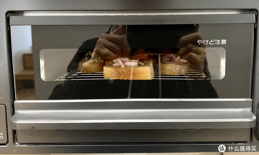 日式燃气灶搭配的明火小烤箱，烤面包、烤鱼都非常方便。