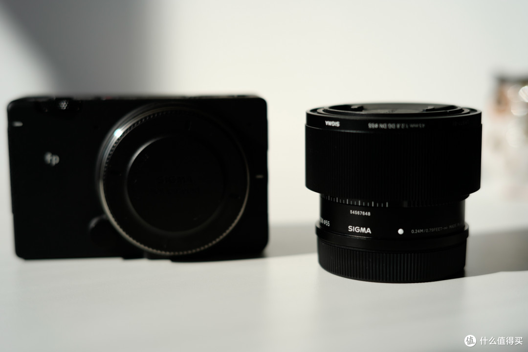 ↑套头是小巧的Contemporary系列45mm f/2.8 DG DN