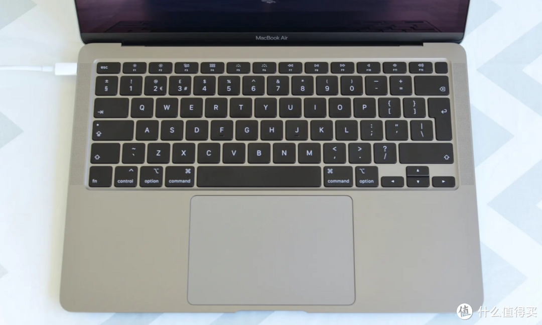 围观！苹果MacBook Air评测：近乎完美的商务笔记本电脑｜喜欢吗