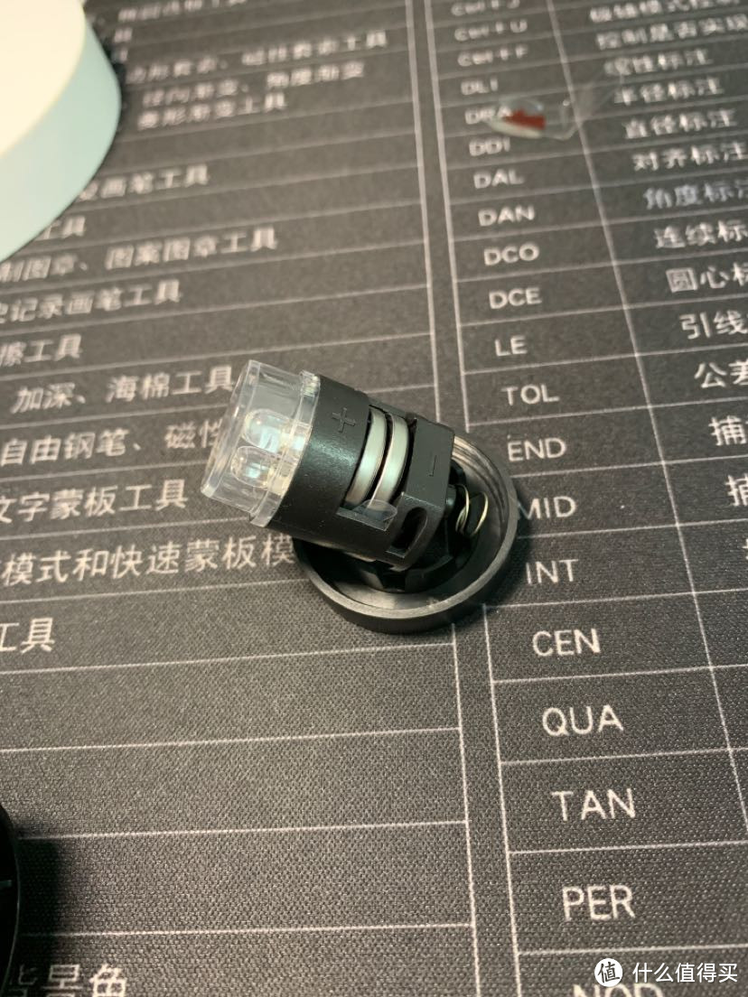 把塑料片拉出来就可以使用了，上正下负