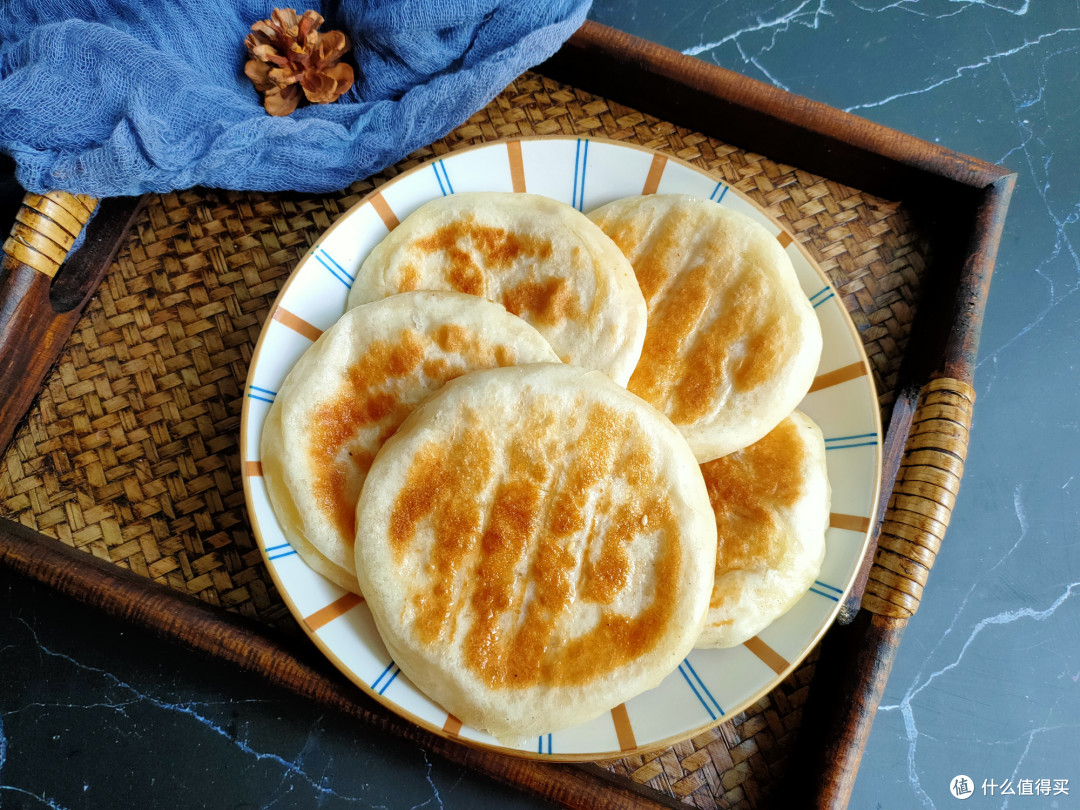 想吃烧饼不用买，自己在家就能做，外酥里软、层次分明，真香