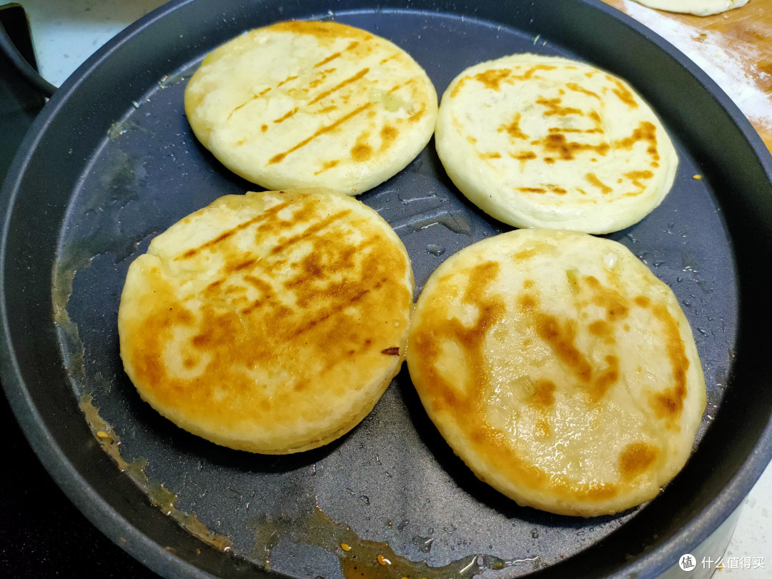 想吃烧饼不用买，自己在家就能做，外酥里软、层次分明，真香