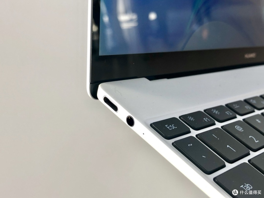 华为MateBook X发布现场简单上手:轻轻地,它来了