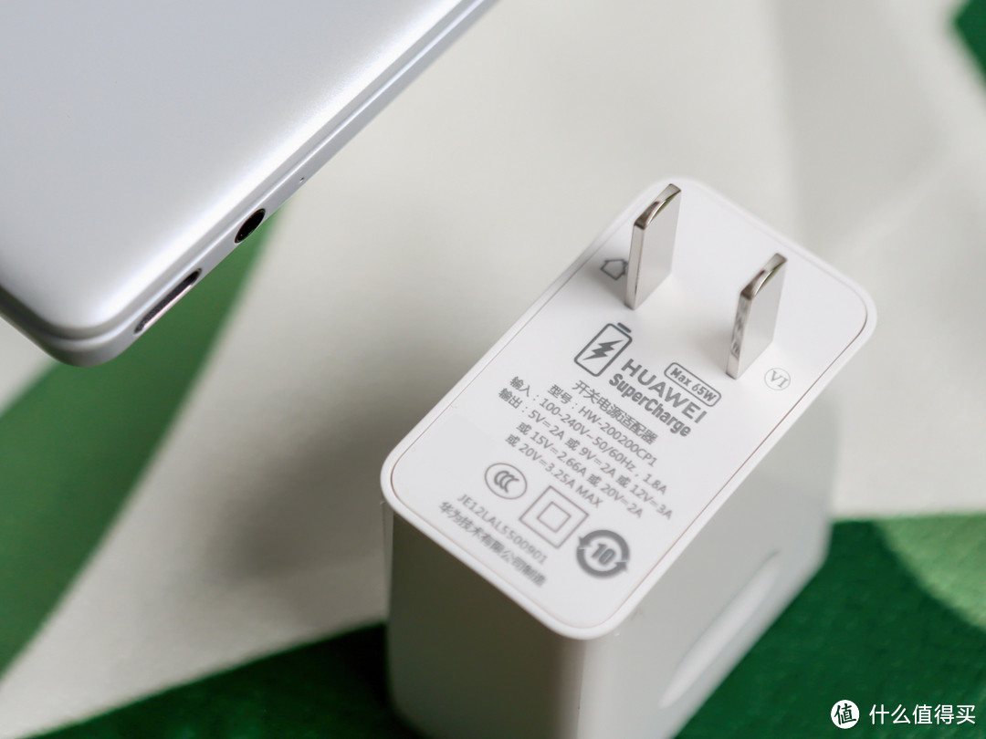 充电方面,华为matebook x标配双头usb type-c充电器,最大输出功率65w