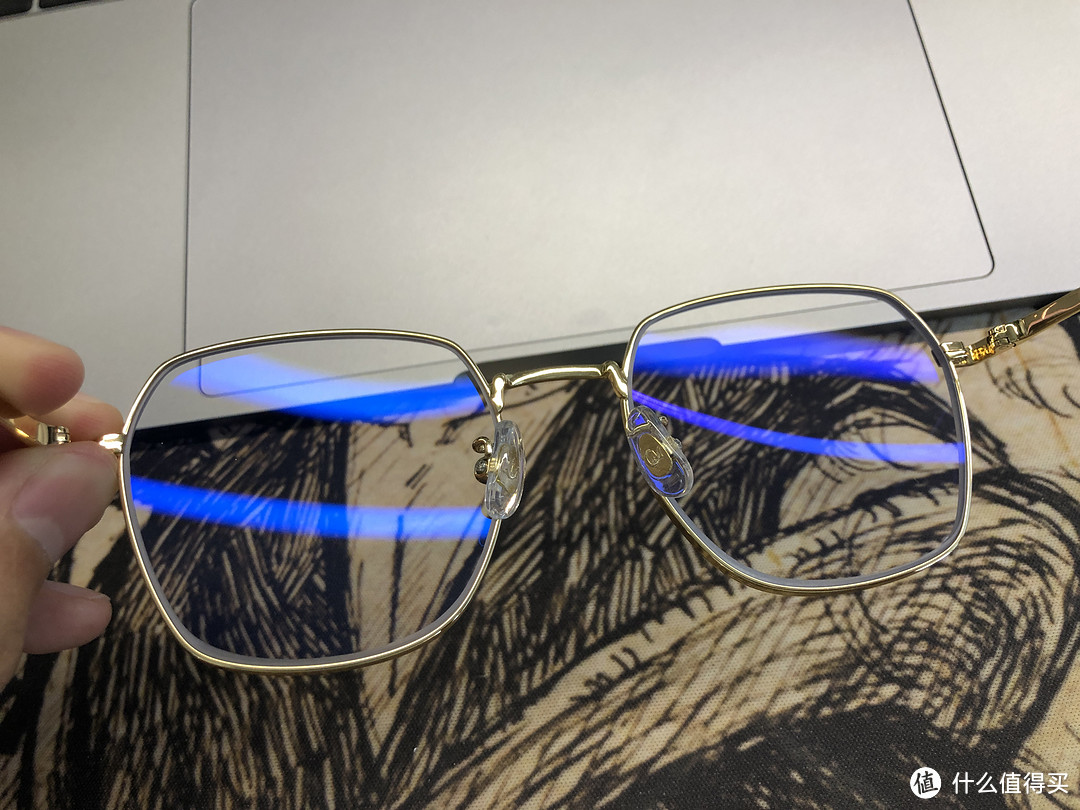 眼镜的里面对着光看还能看到防蓝光的图层