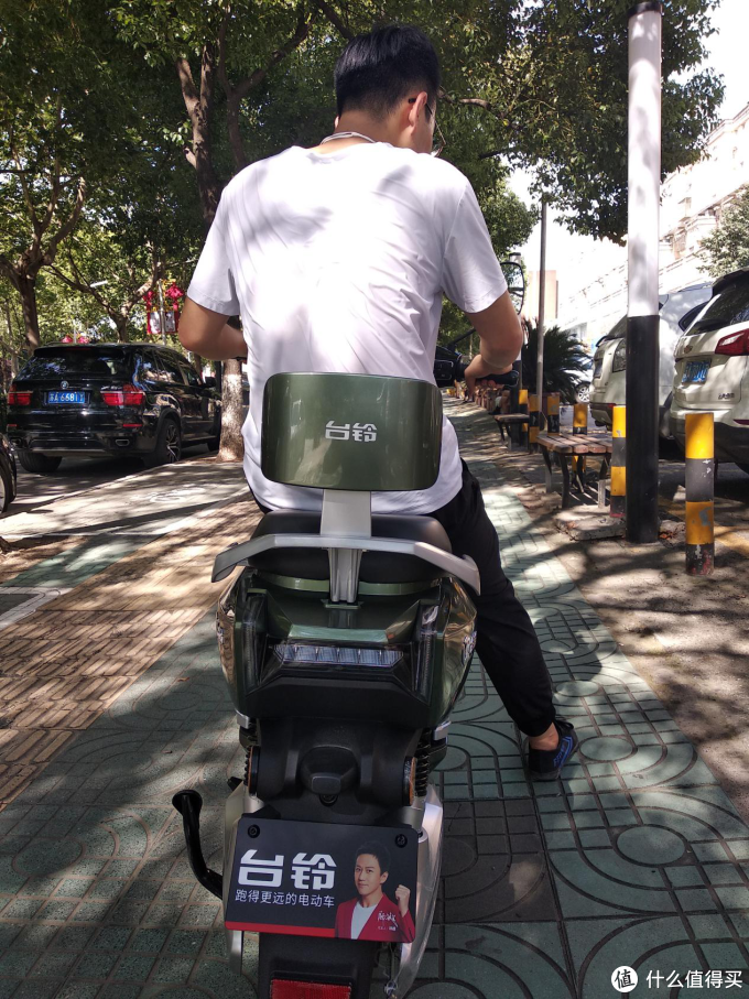 人车合一的潇洒背影