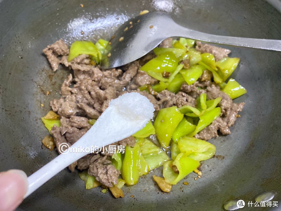 为什么你炒的牛肉又硬又柴?掌握3个小技巧,牛肉嫩滑又入味