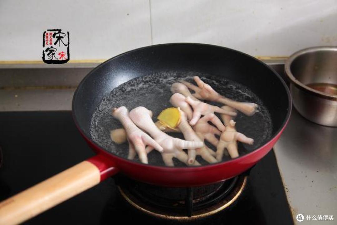 妈妈最拿手的鸡爪做法，不炒不腌，喷香入味，比红烧的还好吃