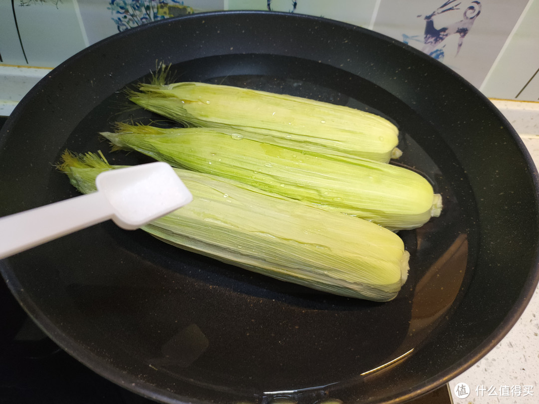 煮玉米时，万不可只用清水，老农教你几个技巧，玉米香甜又软糯