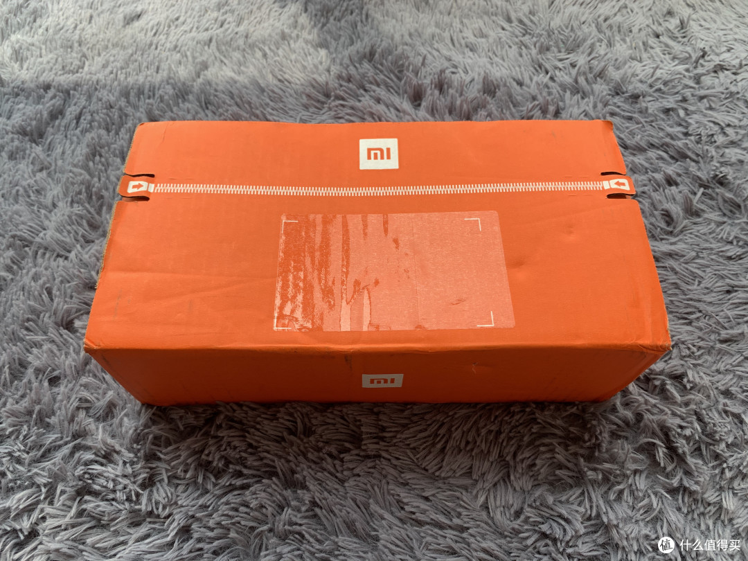 小米的拉链式外包装盒设计的不错
