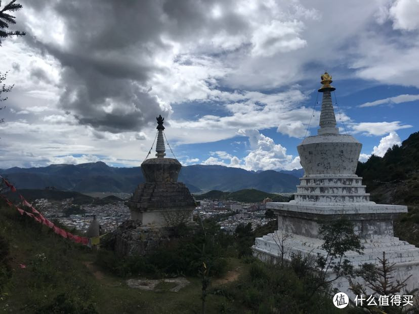 山间的白塔经幡，蓝天下别有风情