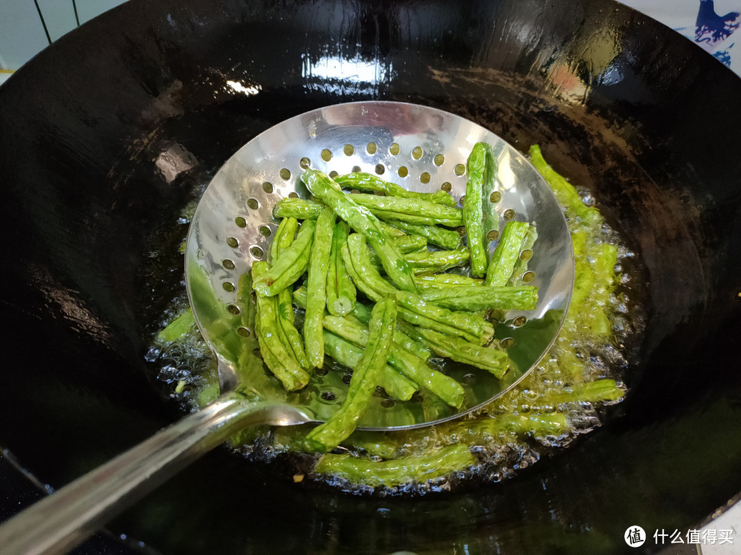 豆角和茄子是绝配，家里要常吃，咸鲜回甜，好吃到汤汁不剩