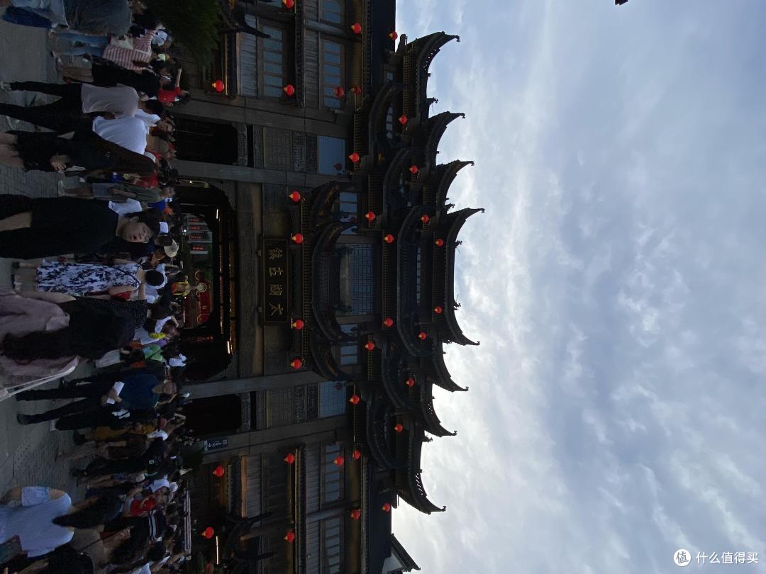 因为大家都没地方去，这个地方人爆了。。。但是没有一家吃饭的地方。