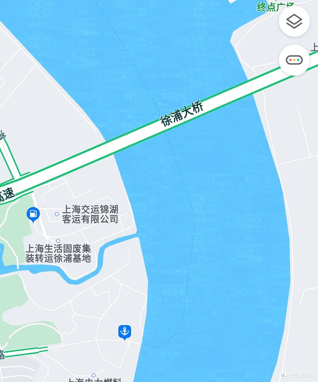 从徐浦大桥脚下坐船穿过，乘坐上海的轮渡公交体验