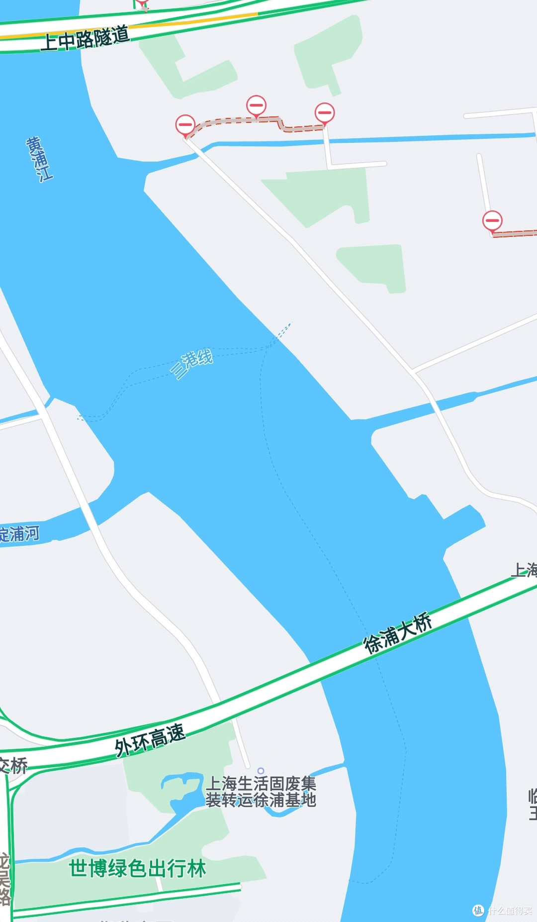 从徐浦大桥脚下坐船穿过，乘坐上海的轮渡公交体验
