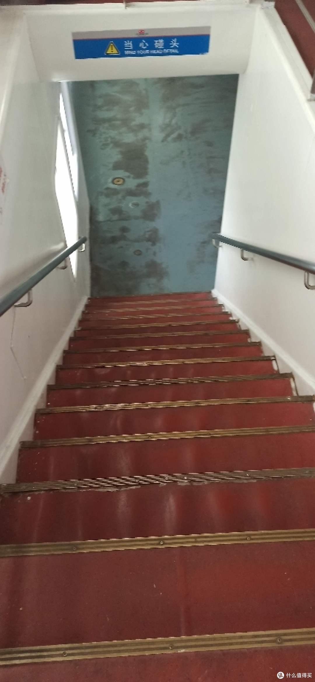 从徐浦大桥脚下坐船穿过，乘坐上海的轮渡公交体验