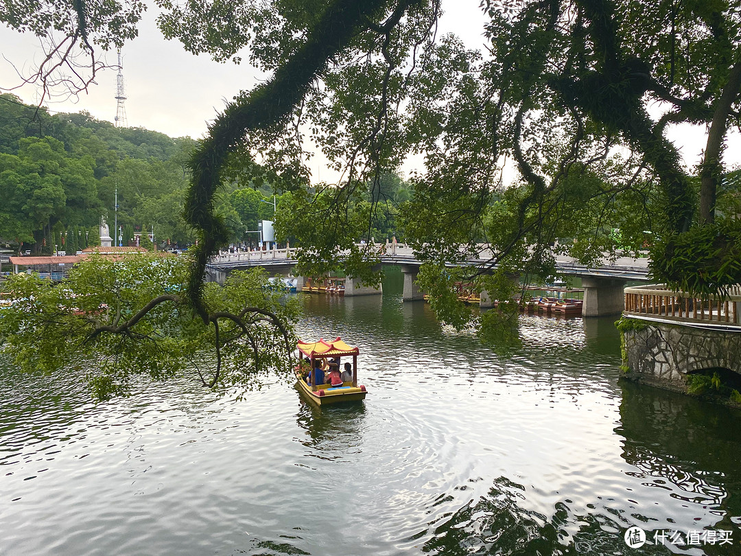 半晚时分，微风拂面，湖水涟漪，开心泛舟