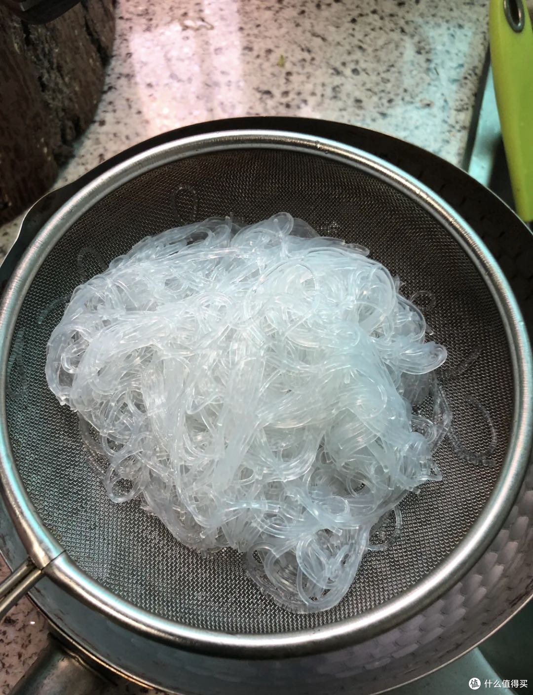 令人垂涎的小凉菜——超级爽口的凉拌粉丝菠菜,加了它,满口留香