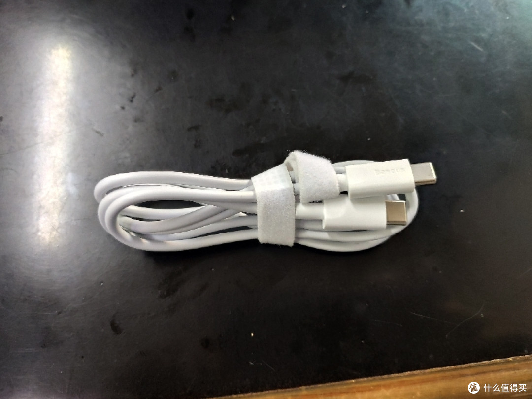充电线是c to c的，说明书介绍支持20v5a，也就是最高支持100w,稍后测试，打开长度大概就是一米长