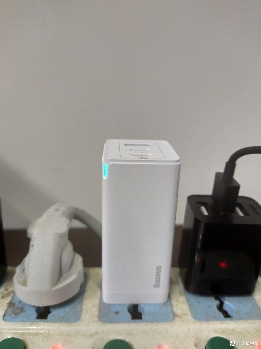 插上电源还有一个蓝色的指示灯，挺好看