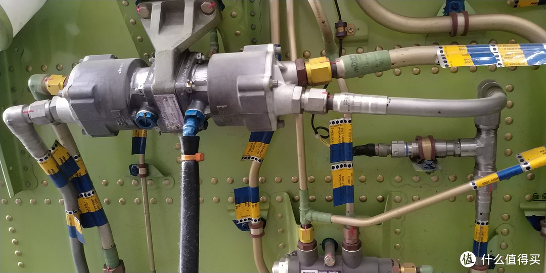 PTU动力转换组件，就是用左边的液压带动马达，马达带动右边的液压泵工作，属于定量泵，齿轮泵