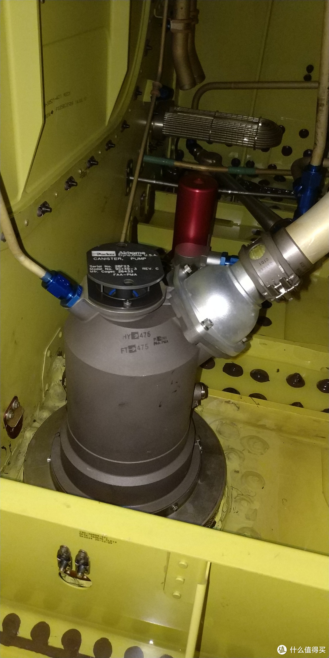 燃油箱燃油泵后面的回型的就是燃油液压油热交换器，用来冷却EDP和PTU壳体回油的液压油的