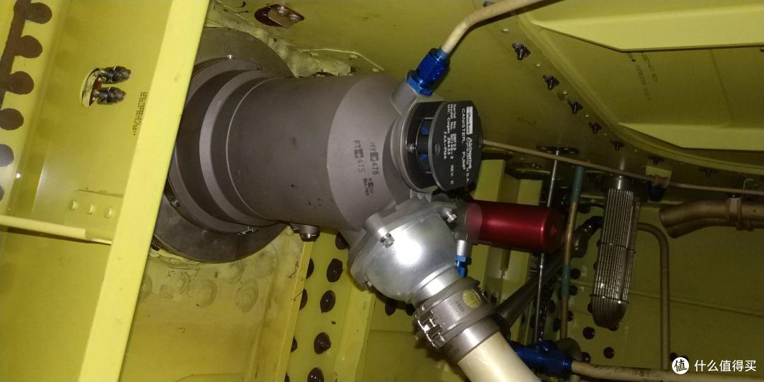 燃油箱燃油泵后面的回型的就是燃油液压油热交换器，用来冷却EDP和PTU壳体回油的液压油的