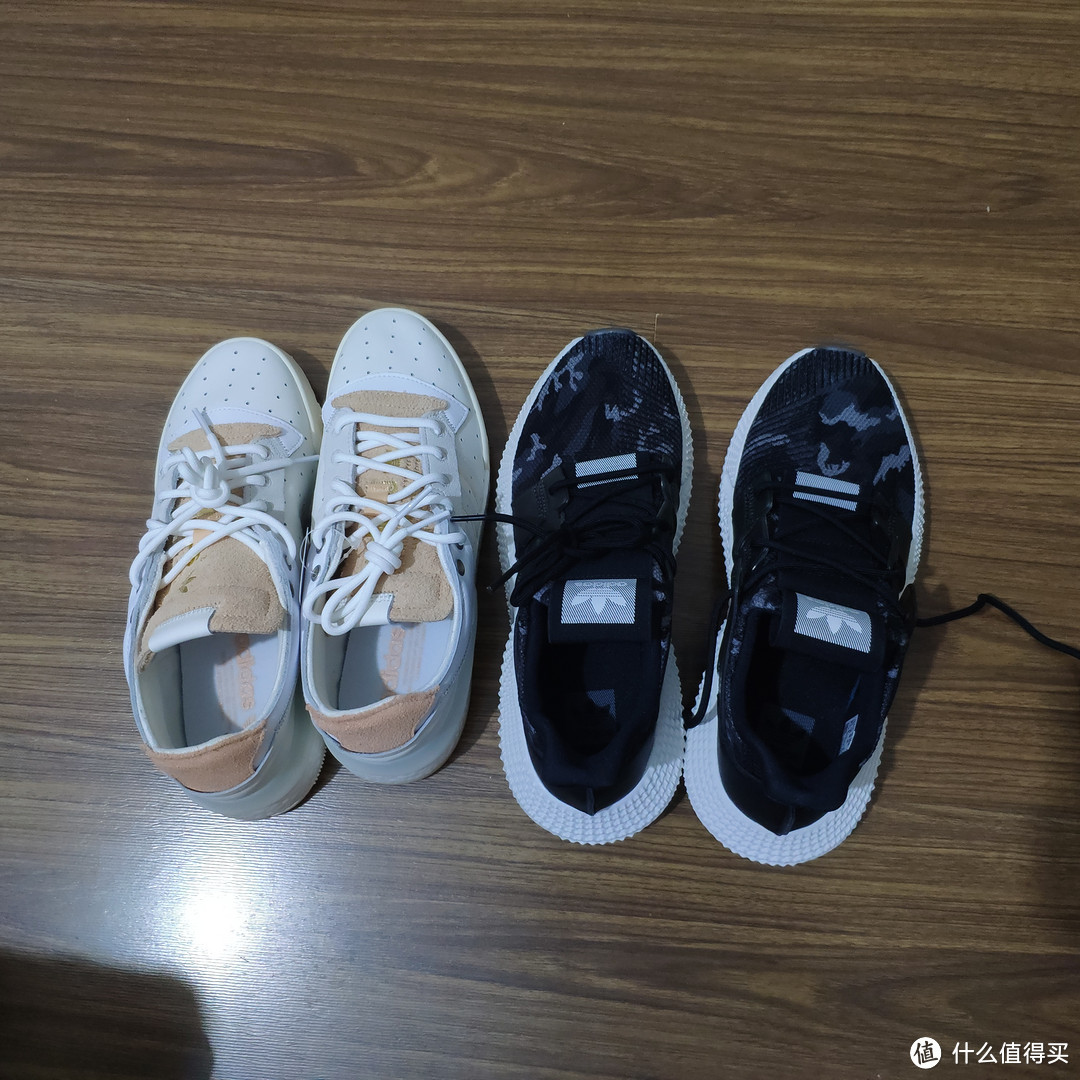 一双是板鞋,