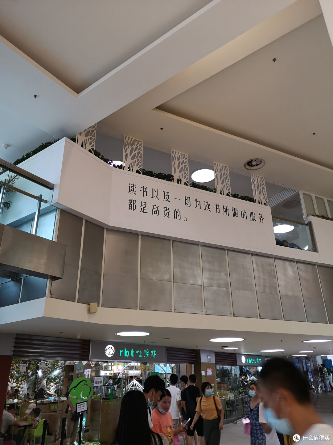 相当多的人，配套设施完善，可以呆整日不厌烦