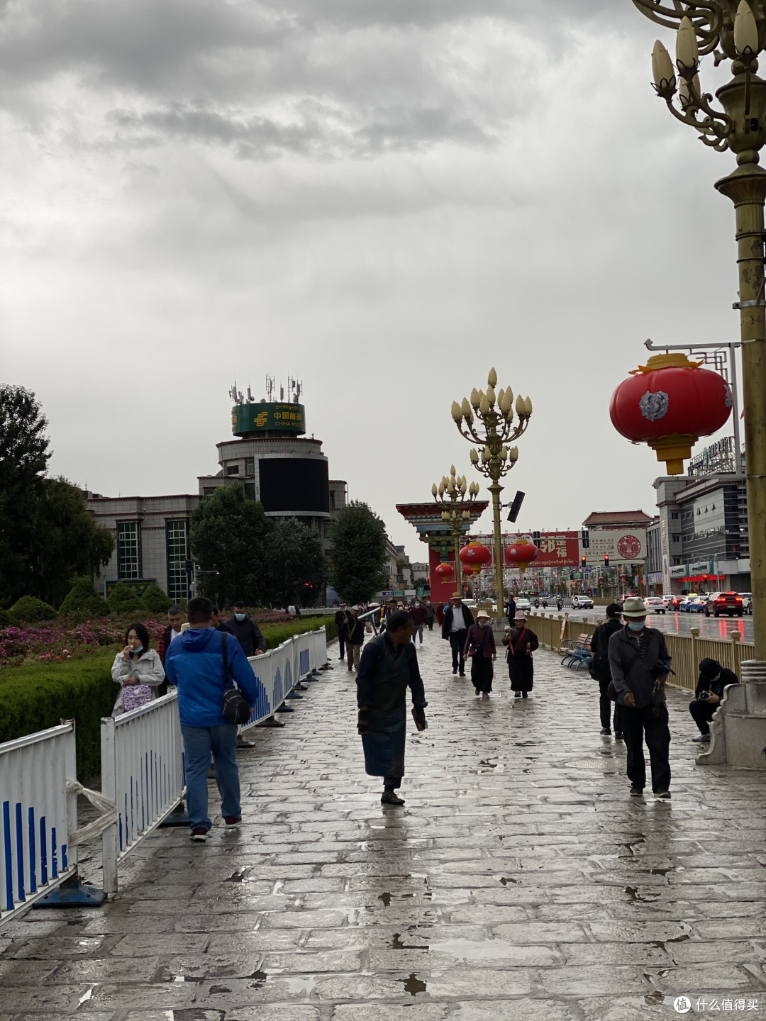 广场上等身常跪的朋友出现了，我总觉得10年前见过他，但又不能肯定，这种感觉好奇妙。