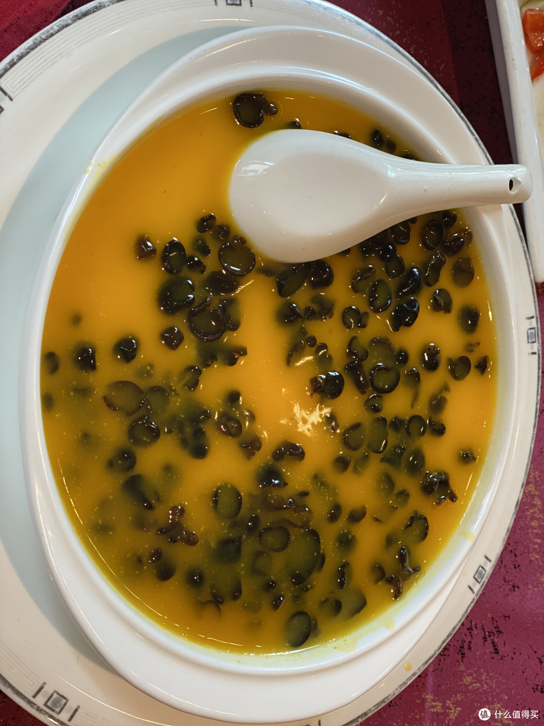 亚东黑木耳炖蛋，服务员说这个黑木耳是特色，我蛋没有吃完，黑木耳吃光了。