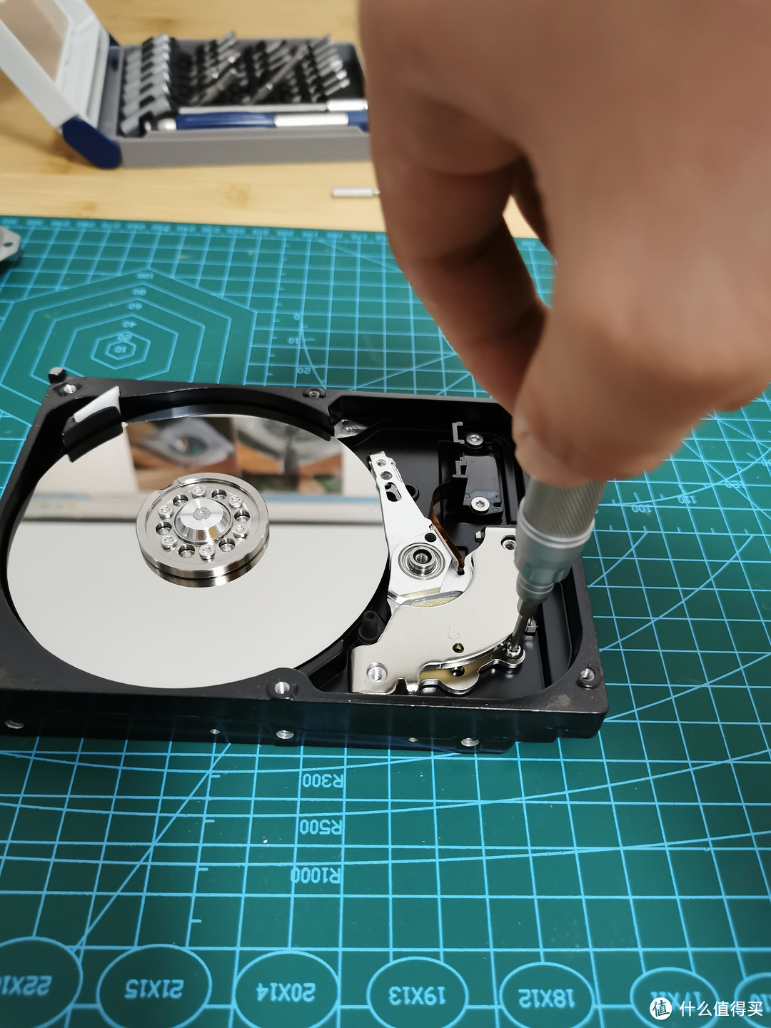 垃圾佬的精致物件：废旧硬盘DIY改造，化身时钟摆件