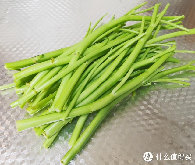 豆豉、剁椒炒空心菜梗子，最普通的菜、最普通的做法却美味依旧