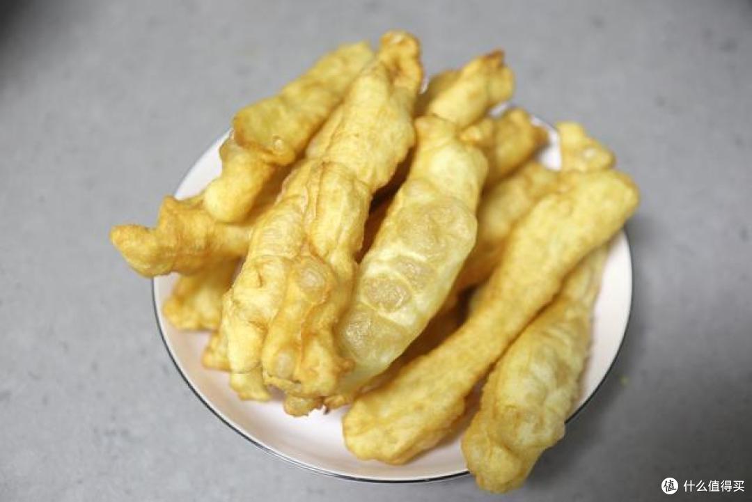 开学早餐来啦，紫糯米油条饭团子，儿子能吃两大条，特别能扛饿