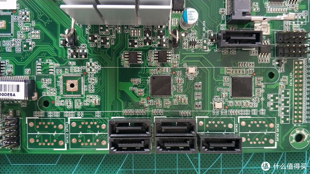 经典的88SE9215桥接芯片，每个桥接芯片负责扩展4个SATA口，可以看出原设计是13SATA，实际有部分元件和芯片空焊，所以只扩展出5SATA口。