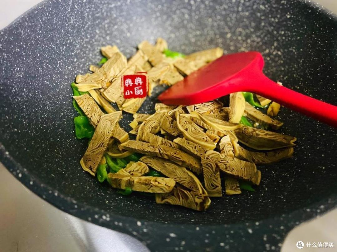 切一切,炒一炒,啥辅料都不要加的炒菜,竟然也好吃下饭