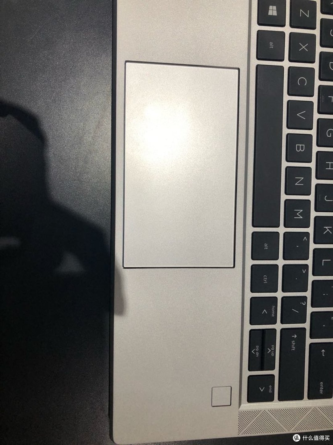 触控板全覆盖有机玻璃，左边稍高，不仔细看很难看出来。还有旁边的指纹识别，虽然用的不多，但是比较灵敏。