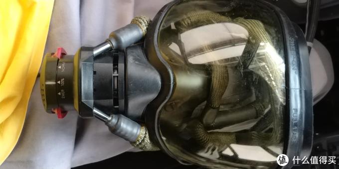 全脸型氧气面罩,戴的时候就是将后面的弹力绳勒到脑后,氧气也会流过