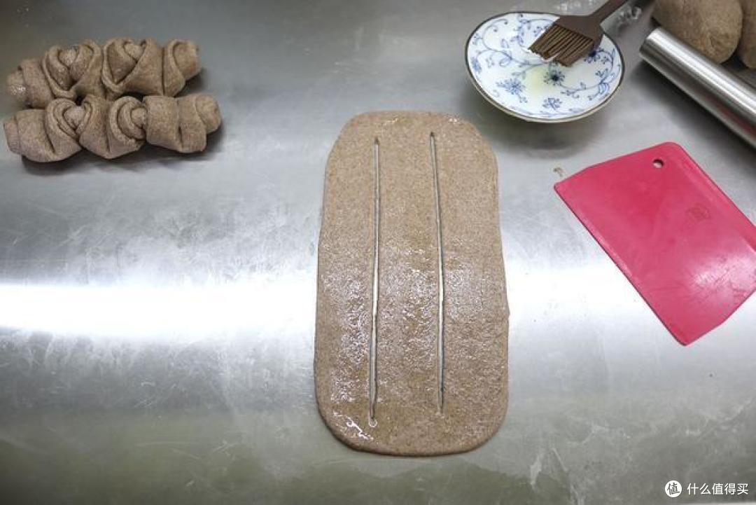 用杂粮做花卷龙,层次分明又暄软,揉面时放2料,没有菜都吃一条