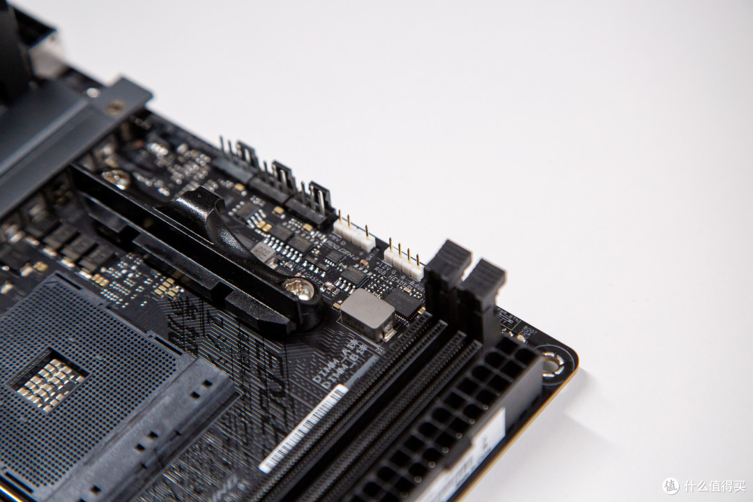 考虑未来提前布置PCIe4.0主机分享:这套白色主题是你的菜吗?