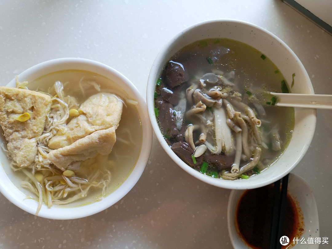 左边鸡汁回卤干,右边小杂汤