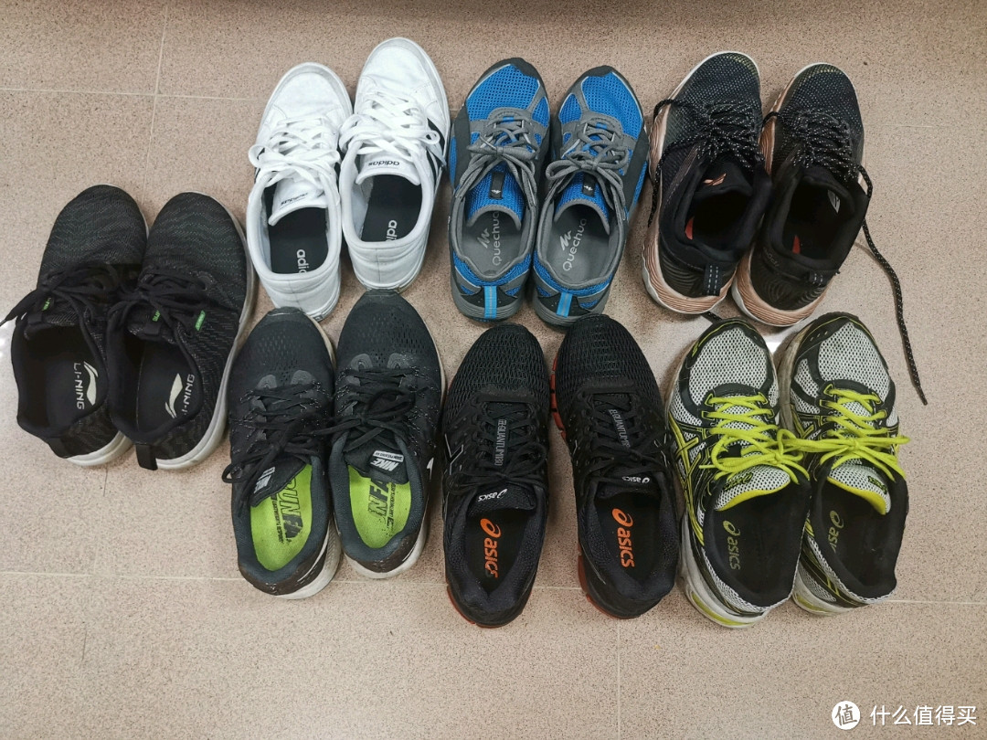 男人只有一双鞋,一样一双