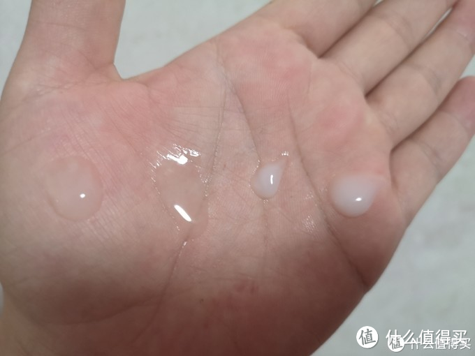 从左到右:保湿导入液-保湿水-保湿精华-保湿乳